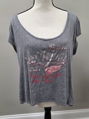 NHL Gray Scoop Neck Detroit Red Wings Tee Size XL